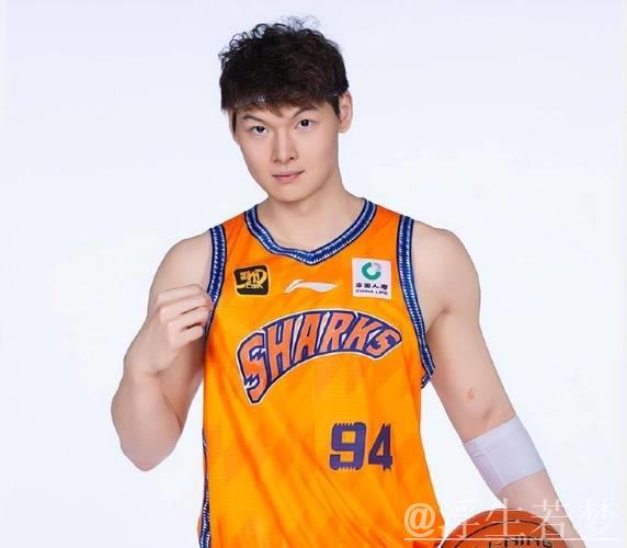 3月29日常规赛：上海对阵新疆 王哲林精彩表现